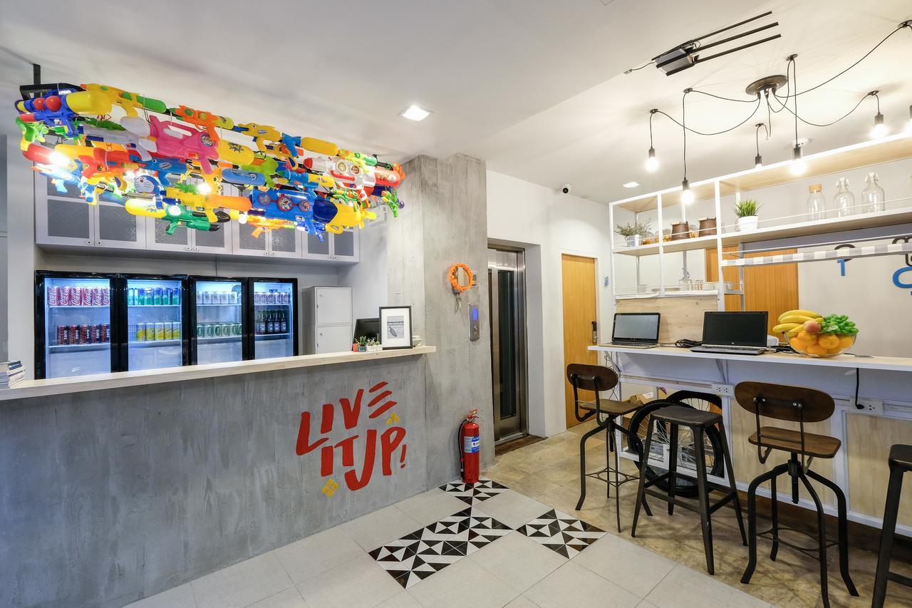 Liveitup Central By D Varee Bangkok Esterno foto